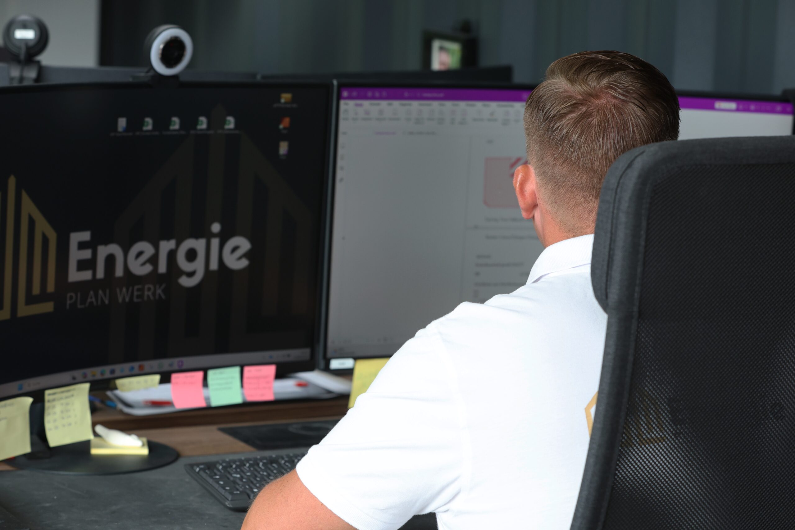 Energieberater dokumentiert die Ausführung einer energetischen Maßnahme vor Ort