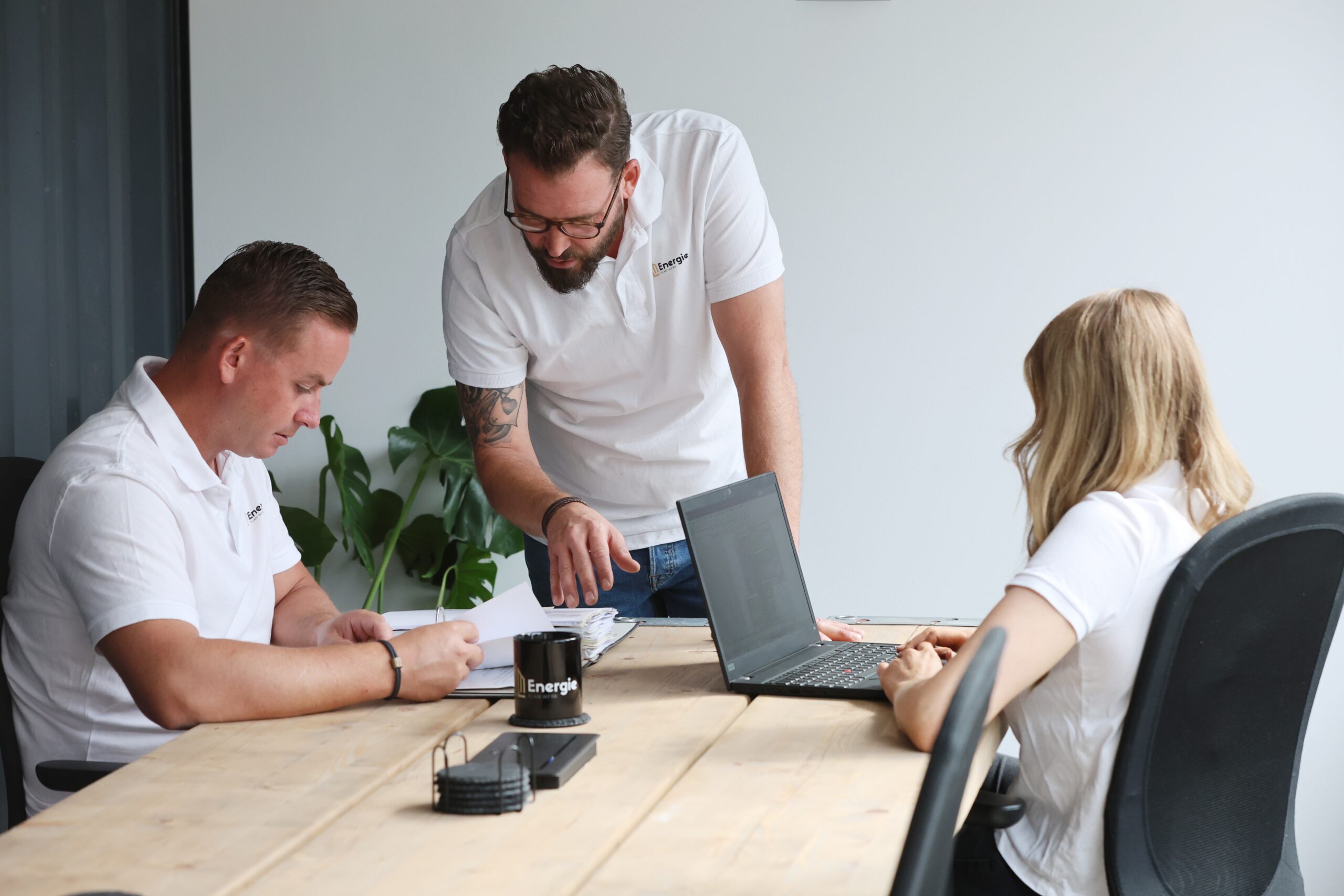 Das Team von Energie Planwerk im Gespräch am Besprechungstisch